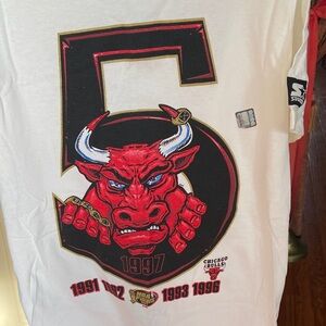 STARTER White Chicago Bulls Graphic Tee